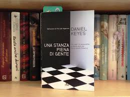 copertina una stanza piena di gente