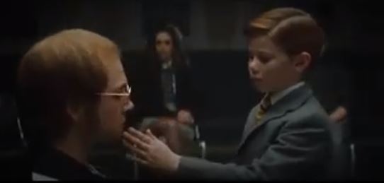 elton john bambino interiore